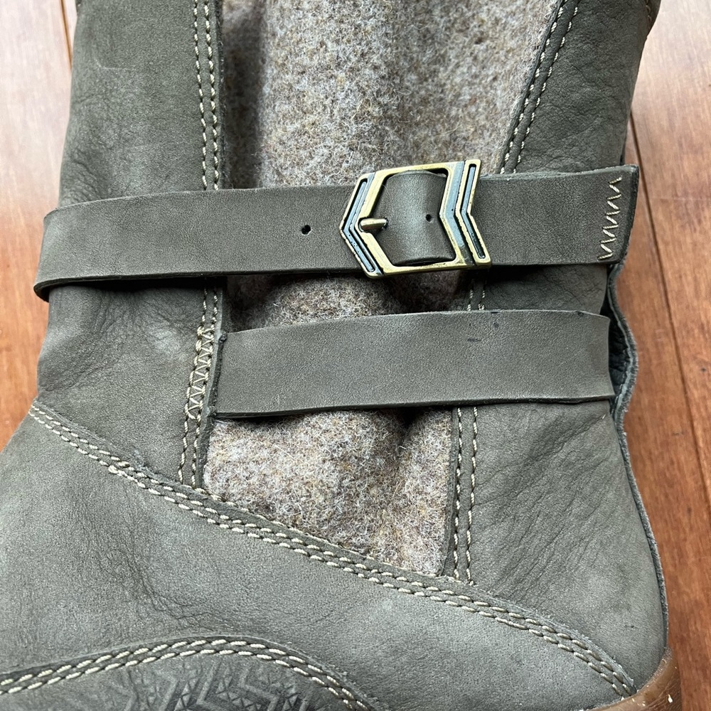 Chaco women’s boots! Super comfy!